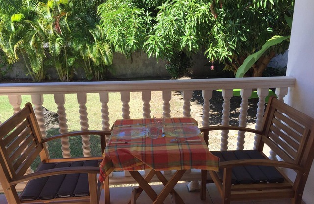 T2 Tropical tout confort en bord de piscine à deux pas de la mer