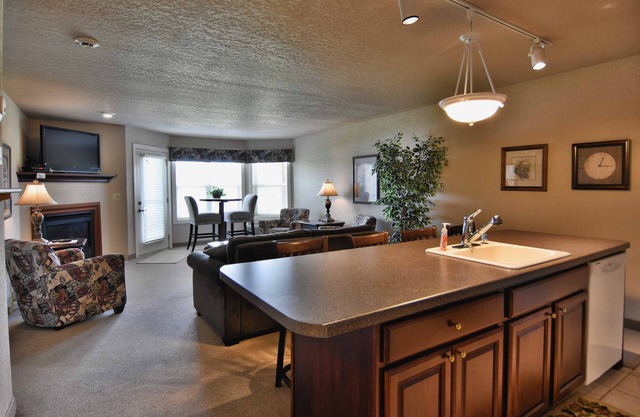1BD / 1BA condo sur le parcours de golf de Tagalong surplombant le lac Red Cedar