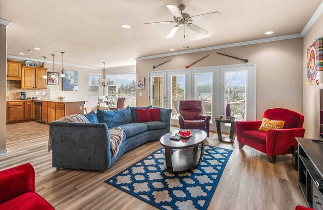 Condo Table Rock Lake Front - Walkout au premier étage, animaux acceptés, bain à remous - C1