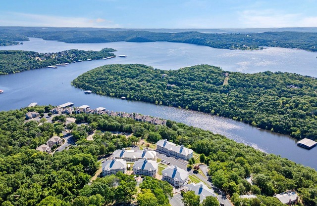 Table Rock Lake Access Condo-Double Kitchens-Free Attraction Tickets