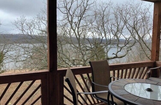 Table Rock Lake on Indian Point - walk to the water!