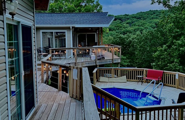 Table Rock Lake View House with private pool and Hot tub!! Marina minutes away