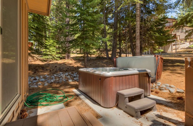 Superbe maison de 4 chambres avec bain à remous à Tahoe Paradise-South Lake Tahoe
