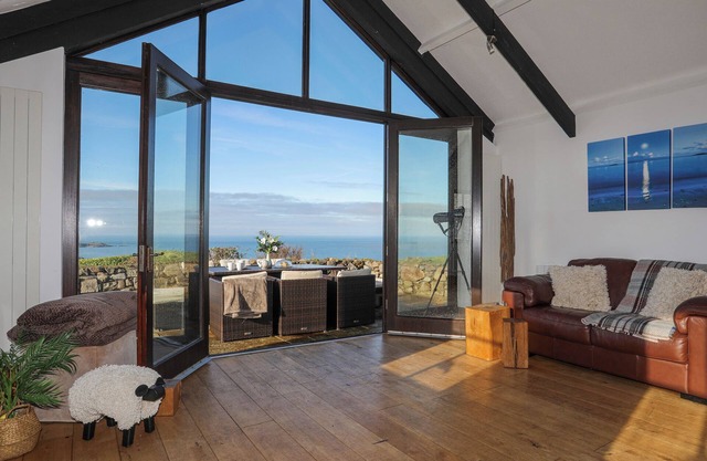 TAI FFOLT, family friendly, character holiday cottage in Nefyn