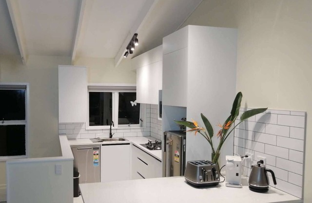 Takapuna Centre 3B & Netflix x 3 Bed 2 Bath & 3 Parking walking 5mins to beach