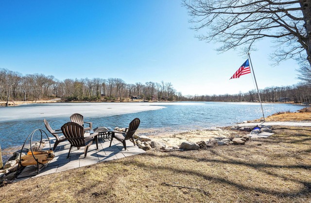 Take a break and unwind at this peaceful lakefront oasis.