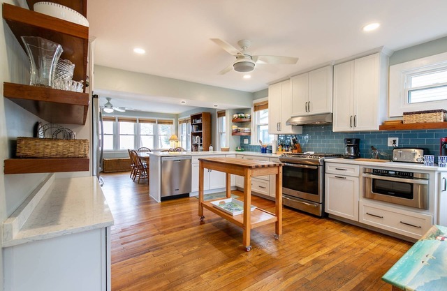 Waterfront dog-friendly home with beach just mins to Downtown Annapolis