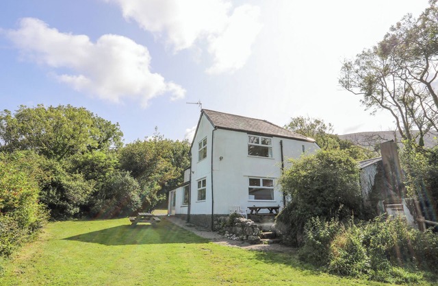 TAL ERYR, pet friendly, country holiday cottage in Trefor