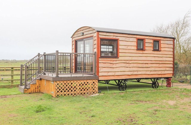 TAL SARN SHEPHERD HUT, pet friendly in Niwbwrch (Newborough)