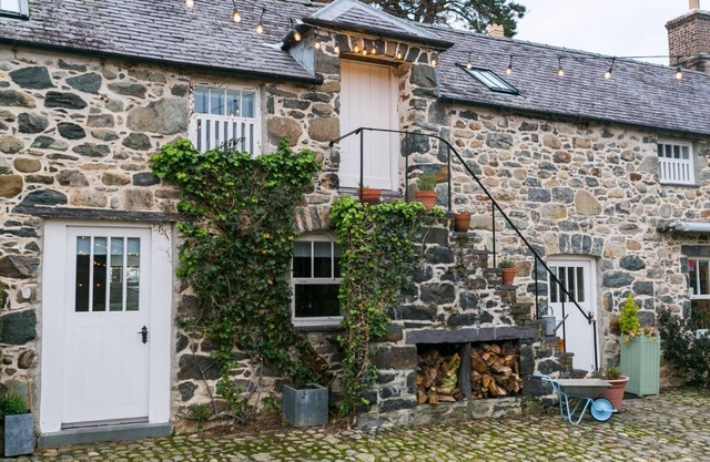Tal Y Bont Uchaf Courtyard - a dog that sleeps 18 guests in 6 bedrooms