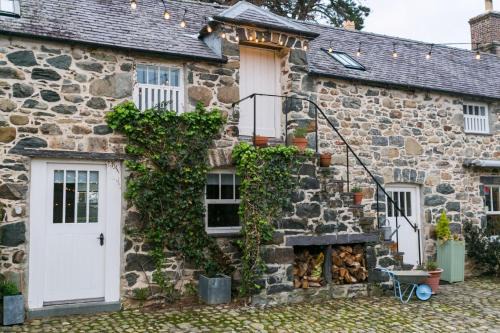 Tal Y Bont Uchaf Courtyard