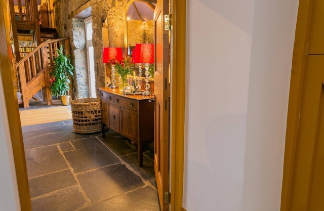 Tal Y Bont Uchaf Stables - a hot tub that sleeps 16 guests in 5 bedrooms