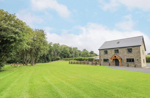TALARDDU COTTAGE, pet friendly, with hot tub in Builth Wells