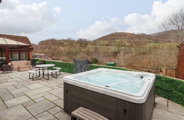 TALGAIS, pet friendly, with hot tub in Llangollen