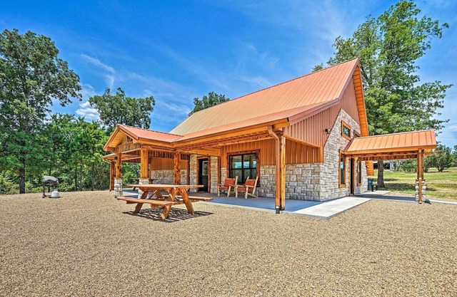 NEW! Talihina Retreat w/ Kiamichi River Access!