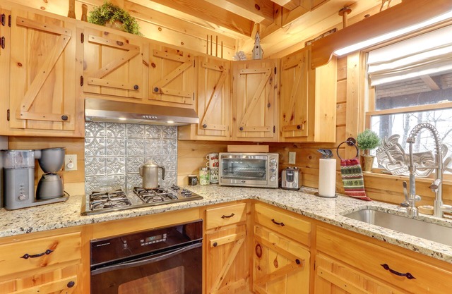 Talking Rock Cabin Rental w/ Gas Grill & Fire Pit!