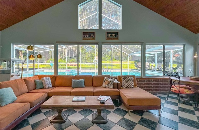 Groups--Hot Tub -Pool-Dogs-Private-4 Baths-Fun