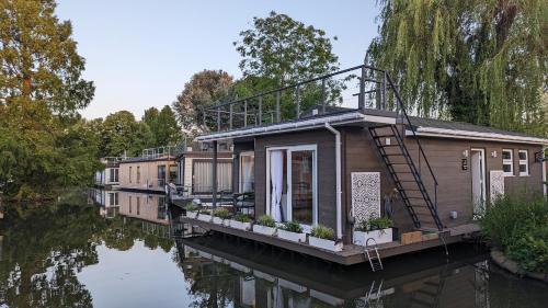 Tamanzi Taggs-floating home on idyllic island