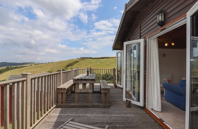 TAMAR VIEW LODGE, pet friendly, country holiday cottage in Millbrook
