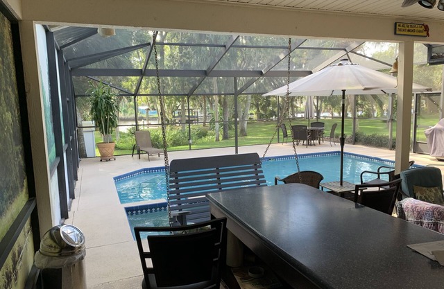 Région de Tampa avec piscine, spa, rivière et quai.