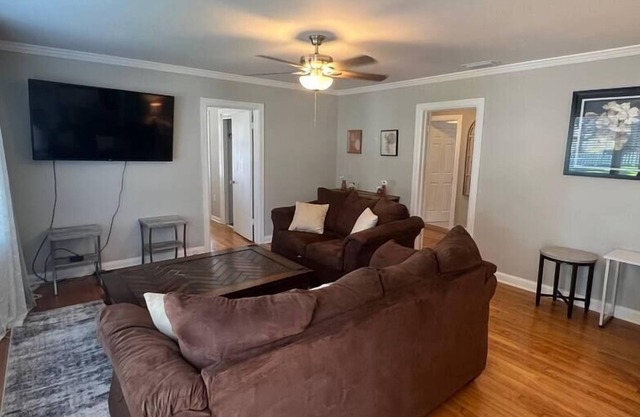 TAMPA GETAWAY: 5 bed/4 Bath with POOL!!