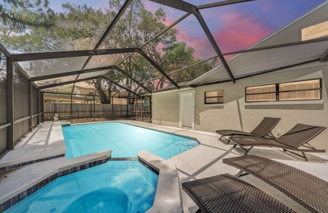 ⭑ Tampa Pool Family Home- Clean- Cozy-Great Location ⭑