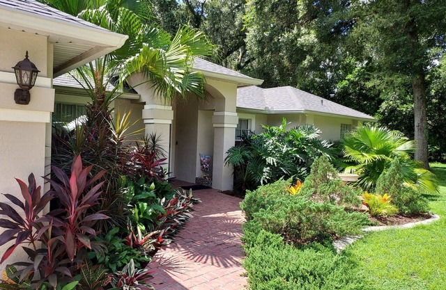 Tampa -Seffner-Brandon FL 3 bed 1 bath family, pet-friendly house