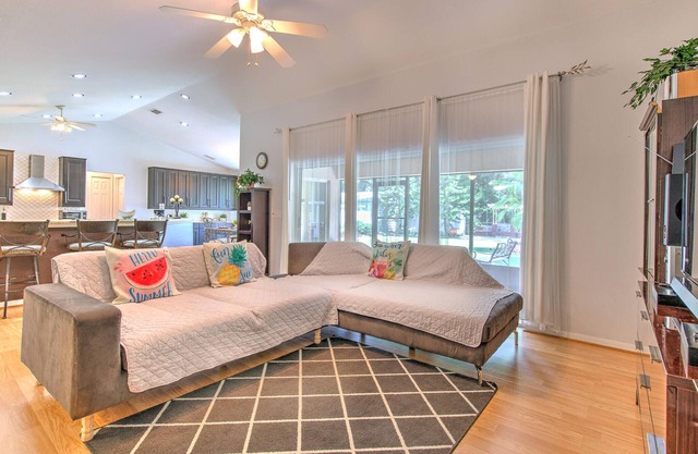 Tampa-Seffner-Brandon FL 4 bed 2 bath family, pet- friendly house