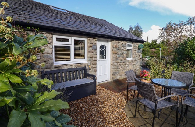 TAN ISA, pet friendly, character holiday cottage in Harlech