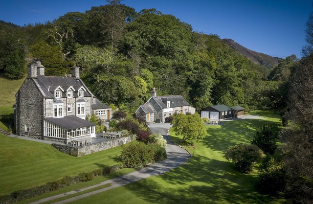 Tan Llan & The Coach House - sleeps 16 guests in 8 bedrooms