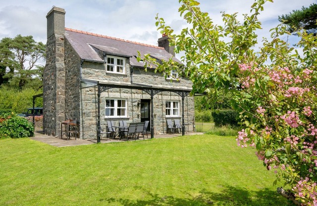 Tan y Bryn - sleeps 8 guests in 3 bedrooms