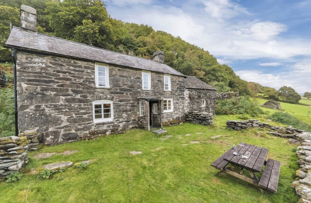 TAN Y CLOGWYN, pet friendly, with open fire in Betws-Y-Coed