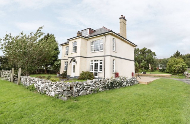 TAN Y FRON, pet friendly, with open fire in Dyffryn Ardudwy