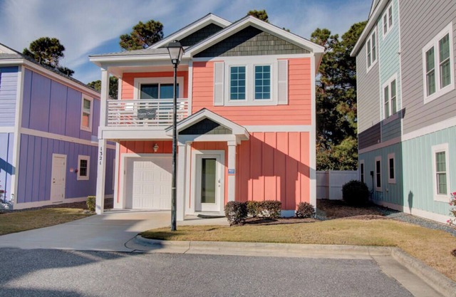 Tangerine Dream at Devonshire Place ,Beautiful expansive property close to the beach + great amenities