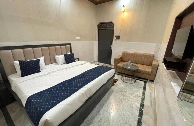 Taran Bliss Home stay : Deluxe Double Room (2 Adults + 1 Child)