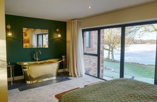 Tarn End Cottage 8, Talkin Tarn, Brampton ideal for a romantic break overlooking the Tarn