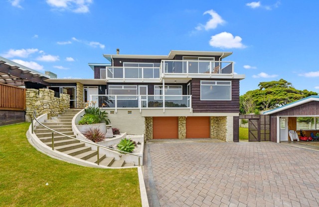 Tassy - Ōtaki Beach Holiday Home, OTAKI BEACH