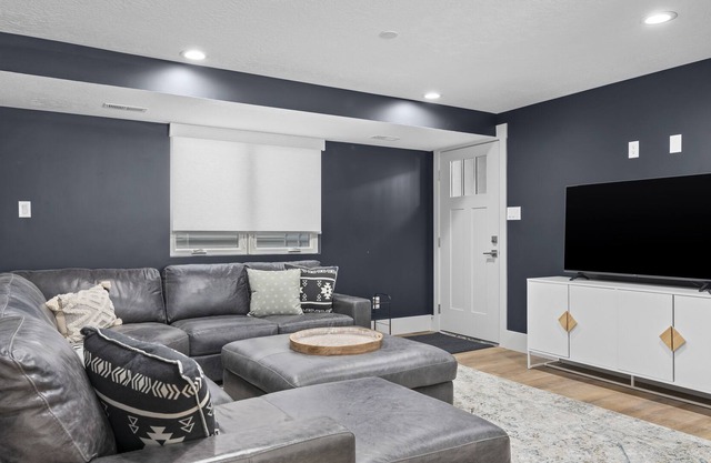 Tasteful 2 bedroom Apartment in Gorgeous Mountains