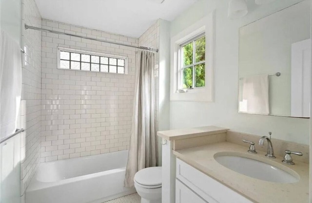 Tasteful 4BR / 3BA in quiet neighborhood, walkable to town square. Dogs OK!