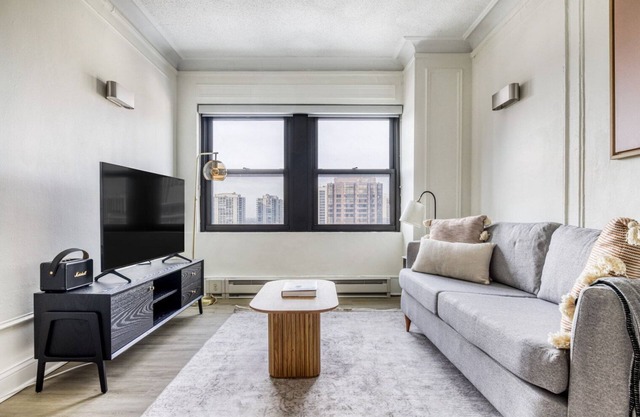 Tasteful Gold Coast 1BR w/ Doorman & Gym, 2 blocks to L, by Blueground