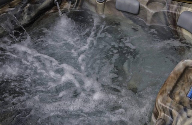 Tasteful lofted condo, ideal for couples--private hot tub and mountain views!