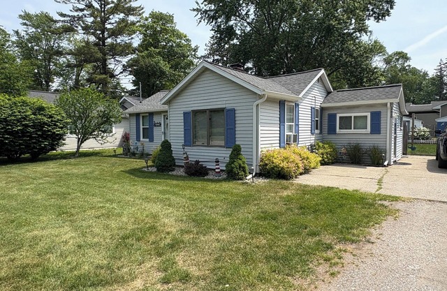 Tastefully decorated, cozy, three bedroom fully equipped cottage in Spring Lake.