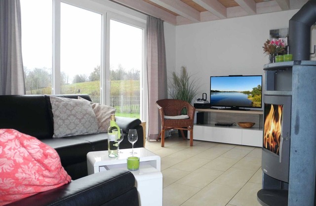 Décoré avec goût et entièrement équipé avec jardin sur le lac