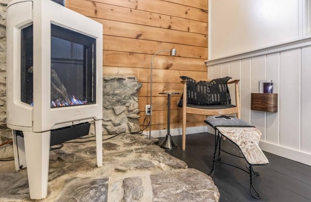 Tastefully renovated, well-equipped ski house with hot tub near Stowe