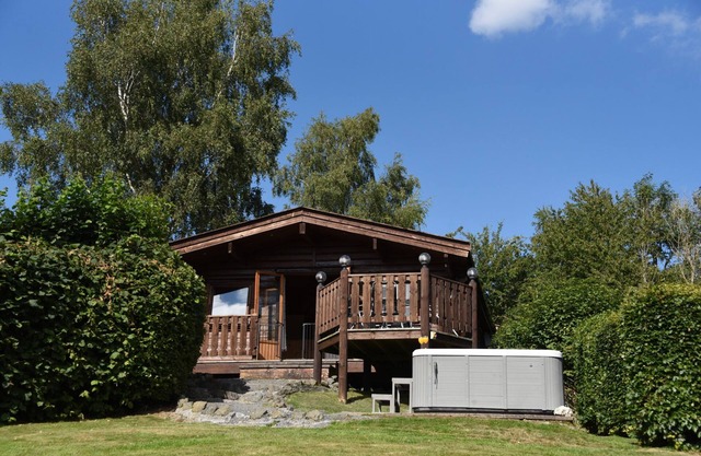 TAWNY OWL LODGE, pet friendly, with hot tub in Rhayader