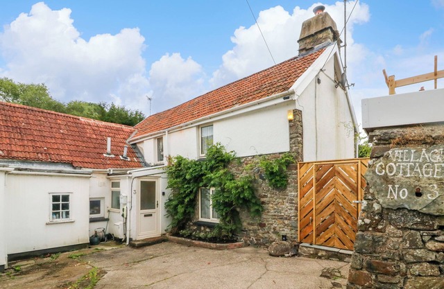 TAWSTOCK VIEW, pet friendly, with open fire in Bishops Tawton