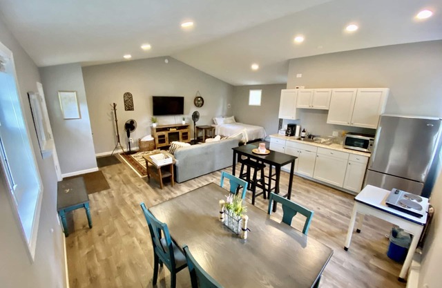 TC TWO OAKS Studio / Downtown / Clean & Spacious
