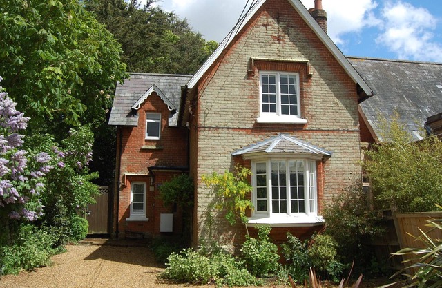 TEACHER'S HOUSE, ALDERTON, pet friendly, with a garden in Woodbridge