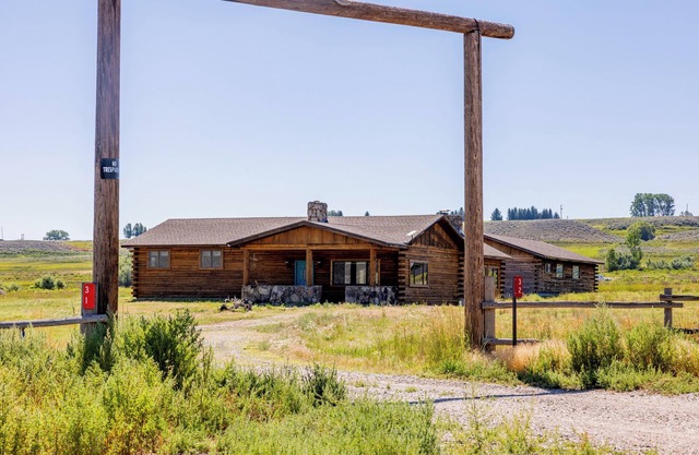 Teal Door Escape- country living close to town