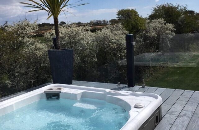 Teal Lodge Cornwall - Luxury 2-bed Lodge with hot tub & heated indoor pool